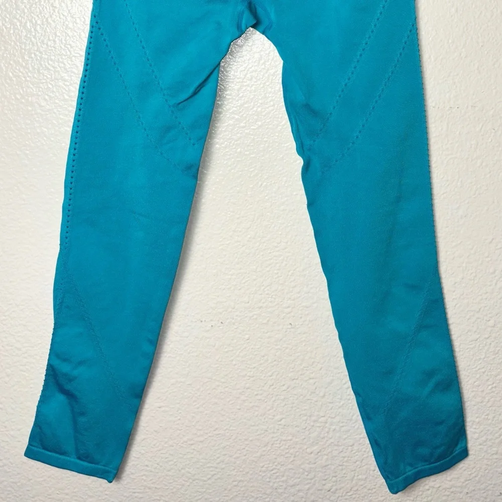 Fabletics High-Waisted Seamless Dot Capri Women's Size XS Geyser Blue